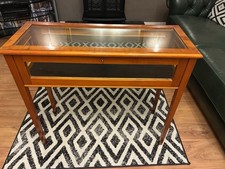 Display Case with Lifting Lid